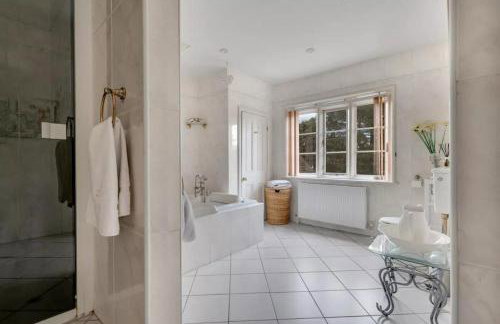 Luxury Detached House in Large Private Grounds, with Outdoor Jacuzzi and Sauna - Foto 39