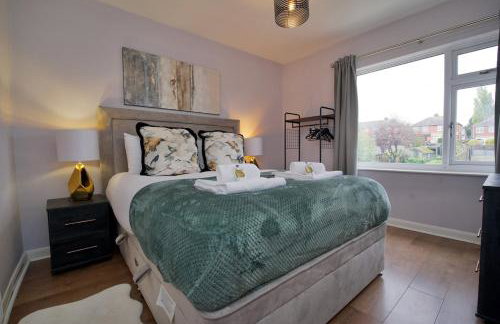 London Road Villa - Free Netflix, Private Parking, WiFi & Private Garden - Photo 1