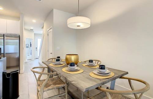 Trendy Thematic 3BR Townhouse with Private Pool - Foto 17