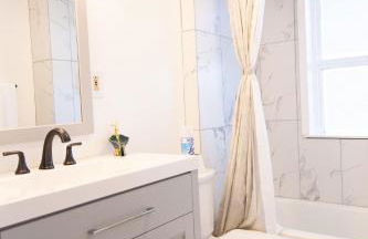 Cozy Roomy family sized apartment on major bus route close to all - Foto 57