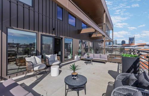 Penthouse Luxury with Pool Patio and City View plus Walk to Broadway - Foto 8