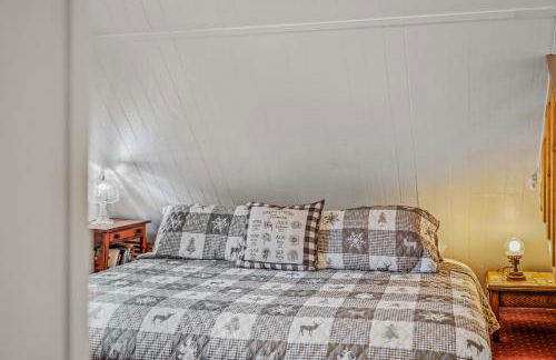 River Time Cabin - Riverfront, Hot Tub, Screen Porch, Fishing, Games, View, 3 King Beds - Photo 75