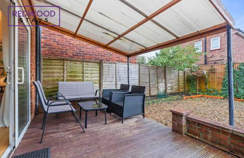 Cosy 3-Bedroom Serviced House with Free Fast WiFi and Parking for 2 Cars By Redwood Stays - Foto 4