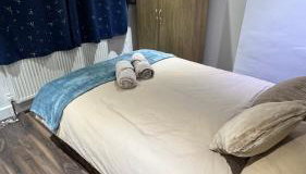 Spacious 3 Bed House with Garden & Free Parking - Photo 3, towels, wardrobe