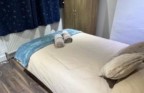 Spacious 3 Bed House with Garden & Free Parking - Foto 3