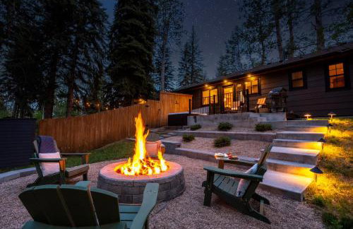 Riverside Luxury Cabin with Hot Tub, Fire Pit, Patio, by Forest & Peak Retreats - Foto 1