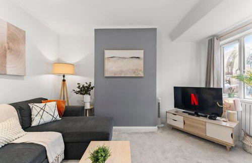 Spacious Modern 2BR - Parking - Workspace Area, Ideal for Contractors & Long Stays - NordStay - Foto 2