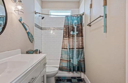 Steps to the Beach | Tiki Bar Fun | Epic Bay Views | Sleeps 8 - Foto 41