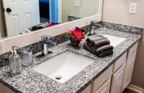 Cozy & Modern 5BR Smart Home with Yard and BBQ - Foto 28