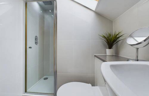 Modern 4 Bed Walk to Pubs, Shops and Countryside - Photo 32