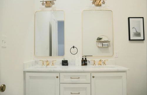 Entire Spacious Vacation Home - 1 mile to all Attractions - Foto 6