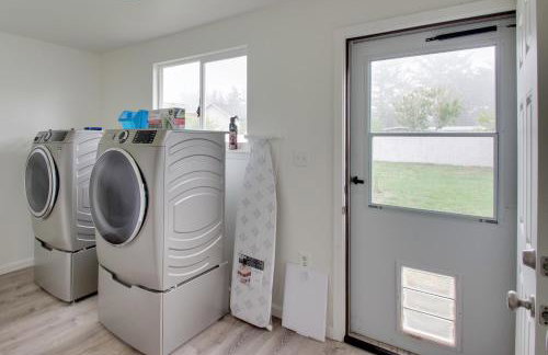 Crescent City Home with Hot Tub Half-Block to Beach - Foto 27