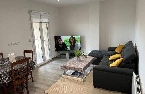 House with terrace près de l'Aéroport RoissyCDG - Tour Eiffel - Champs Elysée - Paris - Aéroville centre commercial - Parc Astérix - Disneyland Paris - Mer de sable - Châteaux de Chantilly et Ecouen - Parc des expositions Villepinte - Le Bourget - Foto 1