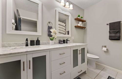 Gorgeous 6BR 3 5 Bth Home with Pool and Game Room - Photo 41