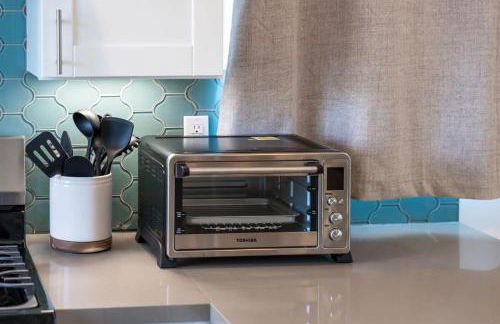 Modern Urban Escape Rooftop & Walkable Fun - Foto 14