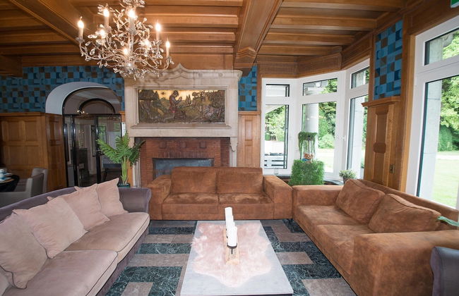 Magnificent Luxury Chateau in Vast Garden with Sauna & Hot Tubs - Photo 29