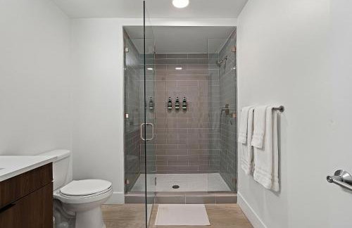 Exceptional 1BD BA-PoolHotTubGymParking- Downtown! - Foto 33