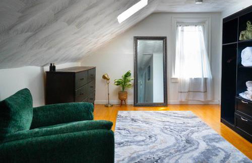 Walk Everywhere | 2-Bedroom House w/ Backyard - Foto 16