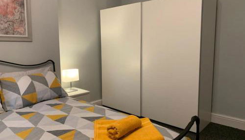 Fantastic Large 2 X Bedroom Flat, Free Parking - Photo 3, wardrobe