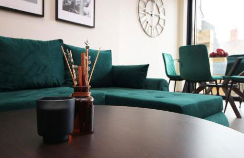 LUXURY 4 Bedroom 4 Ensuite Home in Penarth (Pool Table Games Room & BBQ Garden) with Sea Views - Photo 41