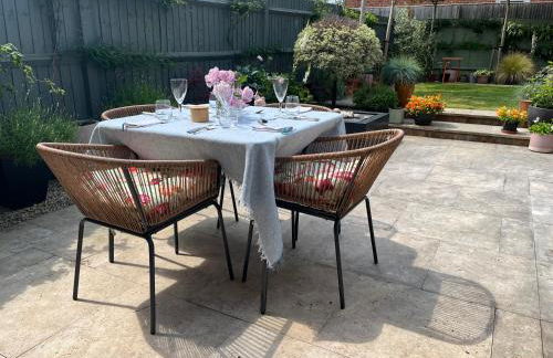 Bright, modern & close to historic town - Photo 28