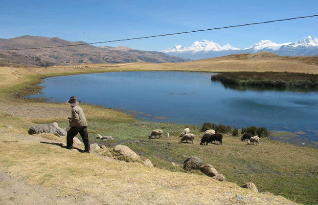 Private Lake Wilcacocha Hike - Foto 1