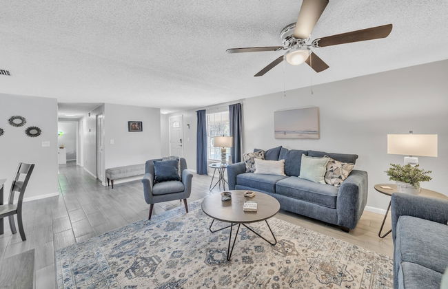 Serenity Retreat: Charming Home Near Attractions! 3 Bedroom Home by RedAwning - Foto 17