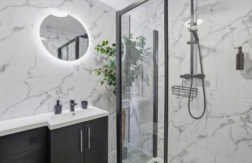 Modern Refurbished 2 Bed House Ideal for Business & Families - Foto 7