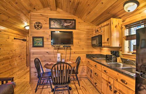 Rural Cabin Hideaway with Fire Pit and Mtn Views! - Foto 11