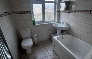 Modern 3-Bedroom House with Private Parking - Photo 23