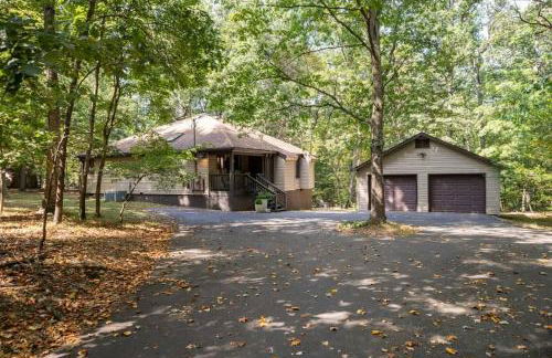 Secluded Retreat w Hot Tub, FirePit & Pool Access - Foto 6