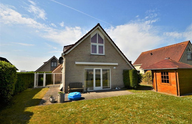 Lively Bungalow on the Water - Photo 22