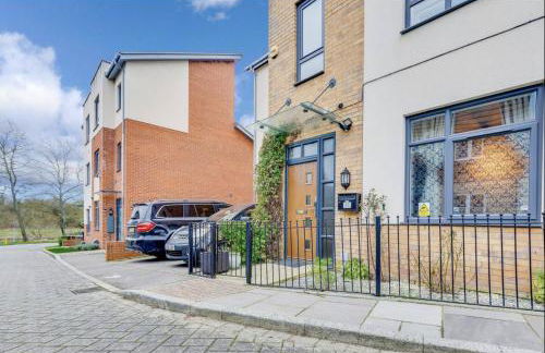 Upscale 3 Bedroom 3 Bathroom Detached House - Central Location - Free Driveway Parking, 75'' Smart TV, Fast WiFi and Snug Room by Yoko Property - Foto 22