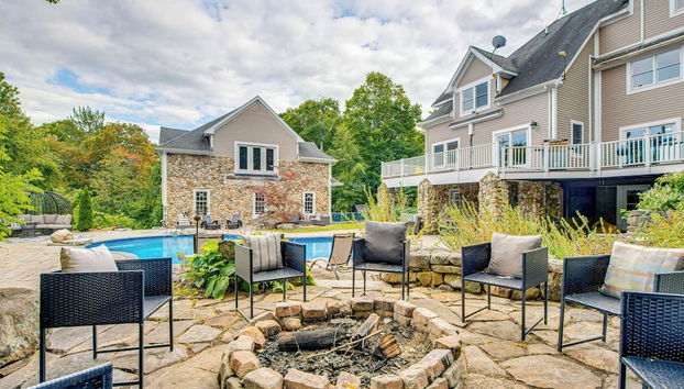 Spacious Belmont Home w/ Seasonal Pool & Grill - Foto 2