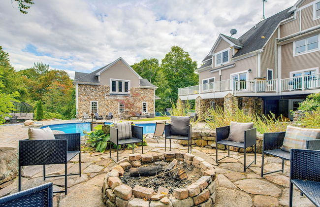 Spacious Belmont Home w/ Seasonal Pool & Grill - Foto 2