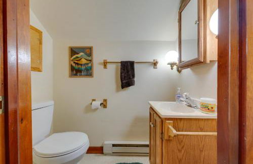 Explore the Poconos! Cozy Creekside Cabin with Patio - Foto 15