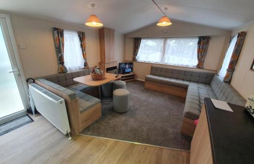 Cozy 3 bedroom Caravan, Sleeps 8, at Parkdean Newquay Holiday Park - Foto 16