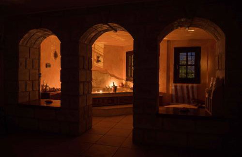 Tranquil Infinity Pool Getaway (private jacuzzi and steam bath, pool, garden, sea and city views) - Foto 22