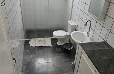 Belíssima Casa a Beira Mar com Piscina Aquecida Cobrado a Parte, 5 Quartos com Ar Condicionado, Amplo Salão de Jogos com Mesas de Bilhar e Pebolim, Amplo Espaço Externo com Churrasqueira em Deck Gourmet Coberto frente a Piscina,Tudo isso á Beira Mar - Photo 54