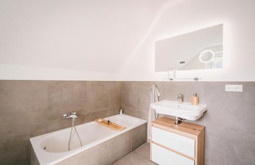 Modernes Neubau-Haus Lübeck - Garten, Terrasse, Parkplatz - Foto 24