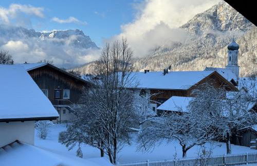Dachgeschosswohnung mit traumhaftem Zugspitzblick bei Garmisch - Foto 1