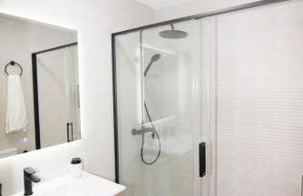 Stylish 3-Bedrooms Getaway with Terrace & Pool - Foto 12