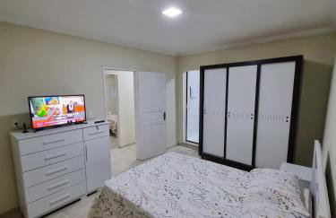 Super Confortável, WiFi Rápido, Garagem Coberta, 2 Banheiros, Suíte, 3 Quartos, Microondas, Cozinha Grande Completa, Mesa de Jantar Grande, Entrada Privativa, Perto do Shopping Pátio Matosinhos, 5 min do Centro Histórico - Foto 3