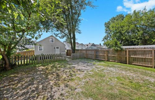 3BR 2BA Derby Home Walk to Churchill Free Parking - Foto 59