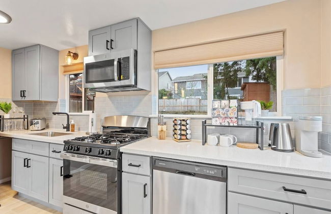 Lakeview Home in Renton, Walk to Beach, AC, Fenced - Photo 12