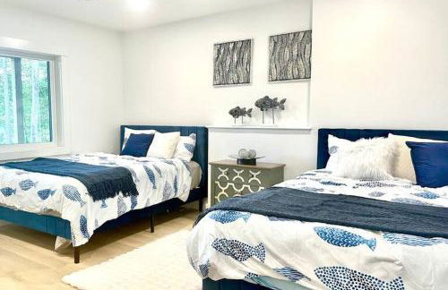 Luxe Modern Lakefront Oasis - Hot Tub, Sunset Views, Pet & Family Friendly! Close to UMF! - Foto 43