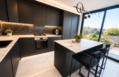 Luxurious & Elegant 6-Bed House - Photo 3