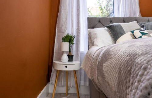 Cheerful 2 Bedroom Homely Apartment, Sleeps 4 Guest Comfy, 1x Double Bed, 2x Single Beds, Free Parking, Free WiFi, Suitable For Business, Leisure Guest, Contractors, QE Hospital, Glasgow, Near Airport & City Centre, Perfect For Common Wealth Games 2026 - Foto 23