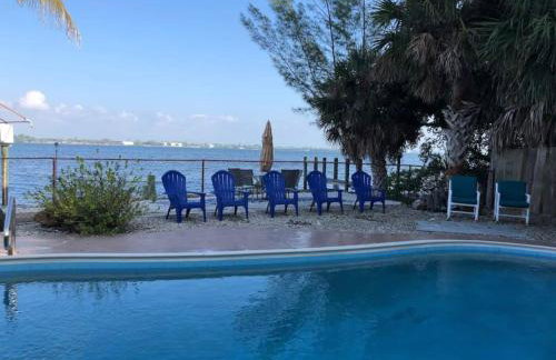 "Seaglass" Dazzles with Exceptional Bay Views! - Foto 34
