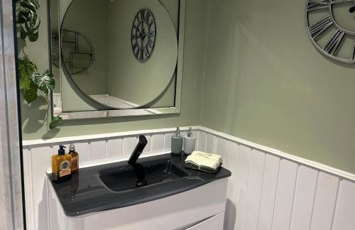 Park View is a beautiful whole entire house close to town centre, sleeps 8 in 4 rooms, 2 doubles and 4 single beds with 2 shower rooms, available for holidays, insurance stays, trades people, contractors, pets welcome - Foto 17